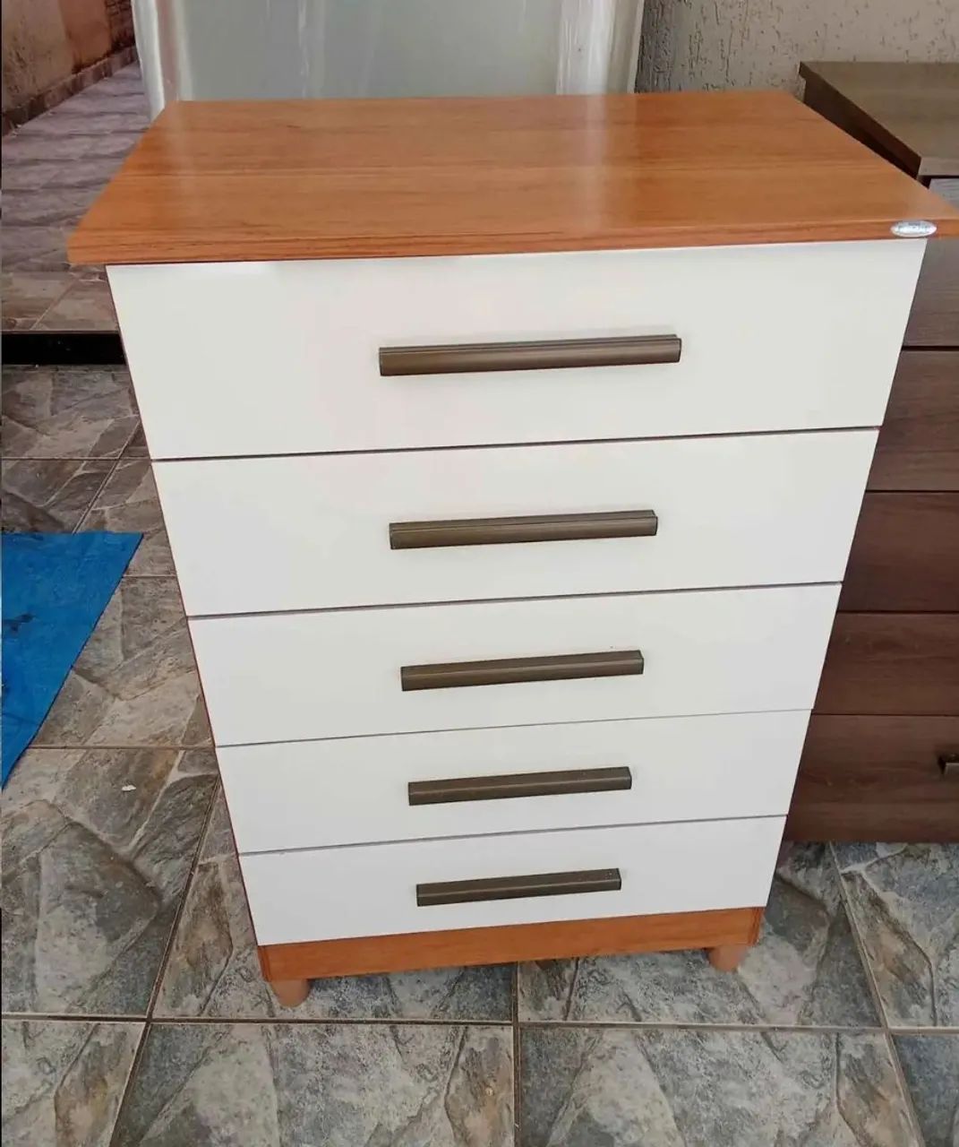 Cômodas com 5 gavetas. 