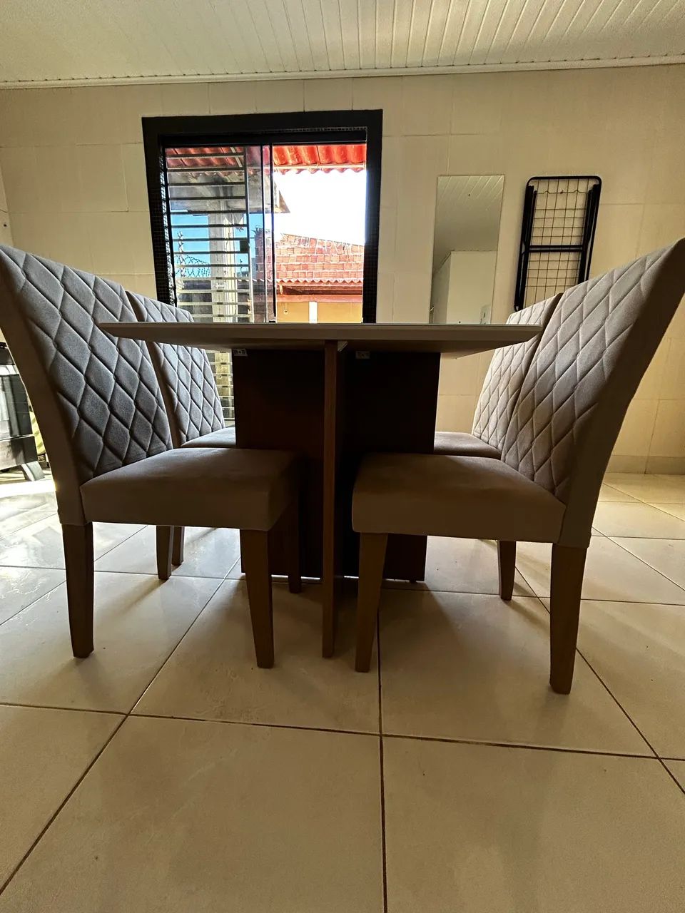 MESA DE JANTAR COM 4 CADEIRAS NOVA  - Foto 2