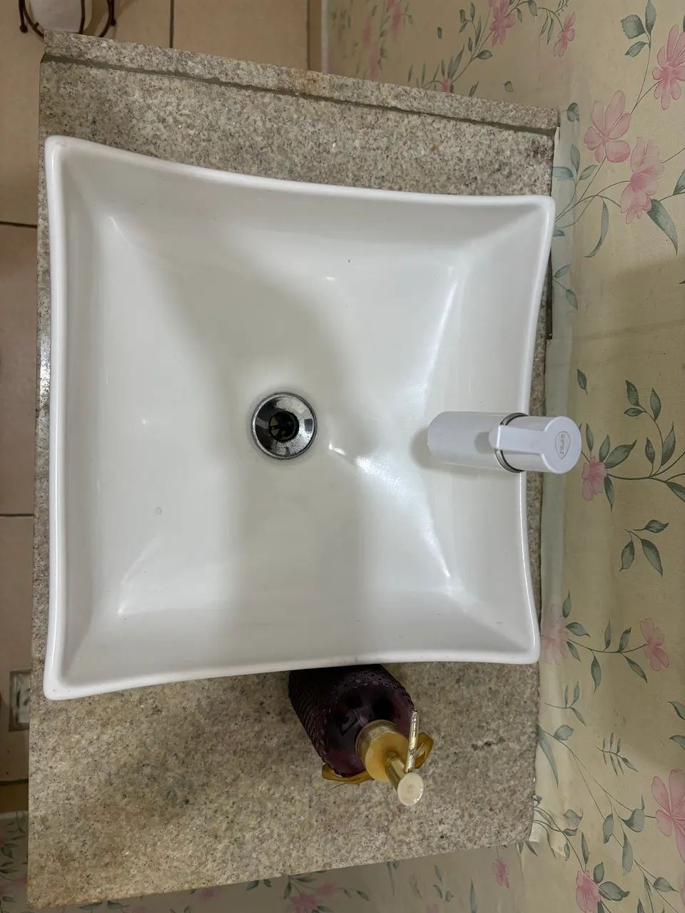 Bancada de granito com pia de banheiro 