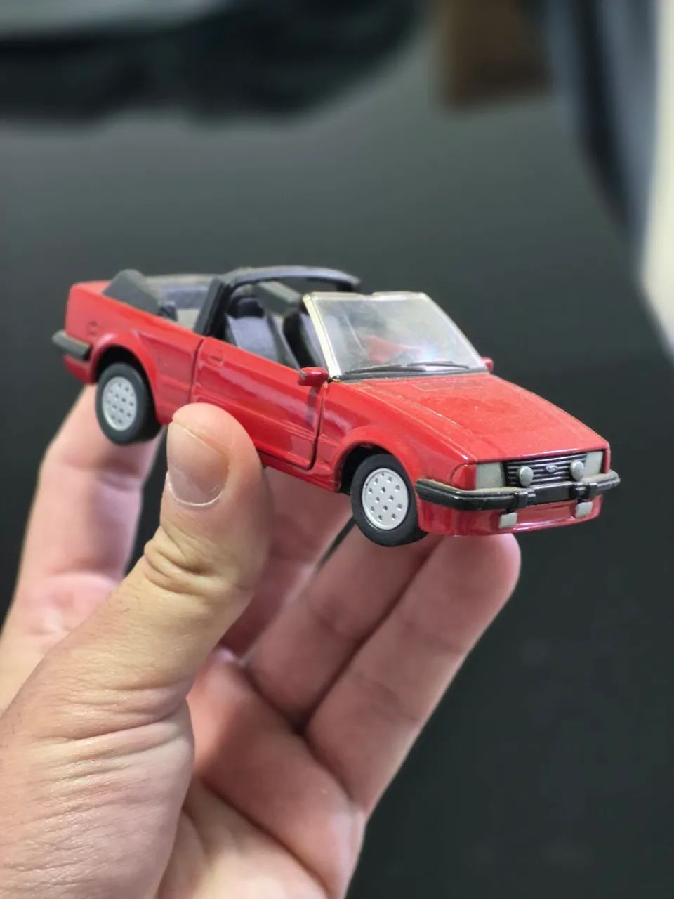 Miniatura Ford Escort conversível vermelho  - Foto 3