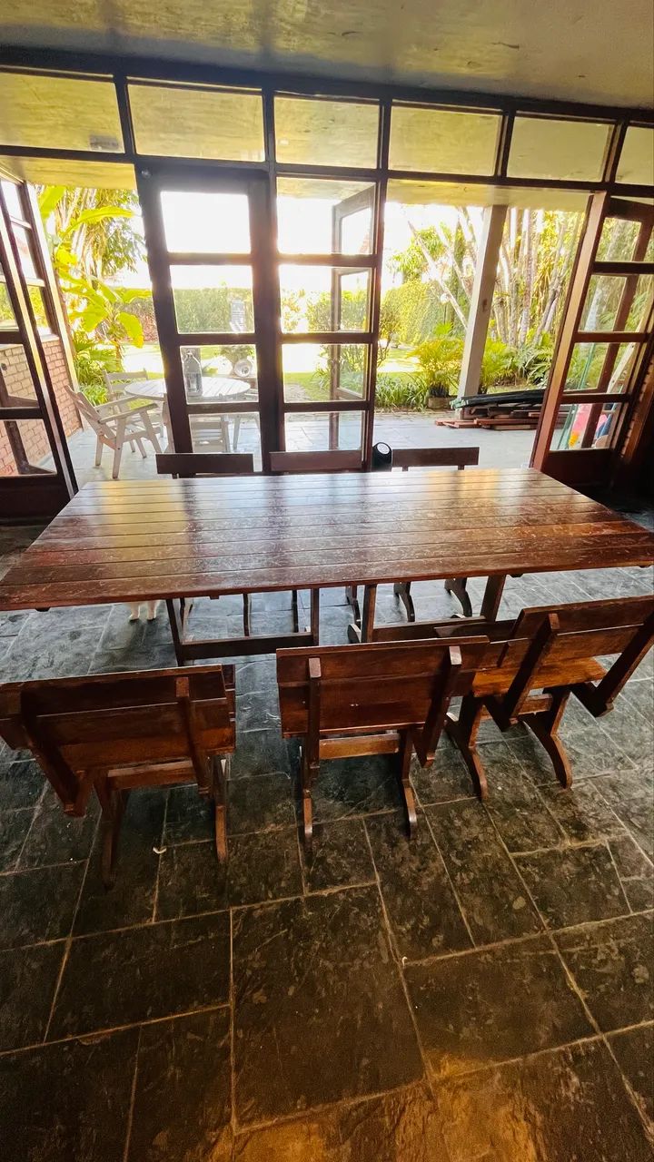 Mesa de madeira maciça com 6 cadeiras! - Foto 3
