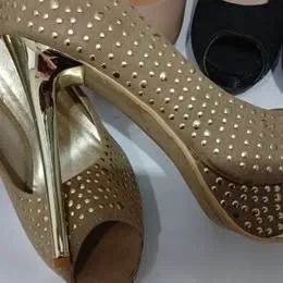 Sapato Peep Toe Arezzo Nude Cravejado Tachas Douradas Salto Metalizado Tam 38 - Foto 3