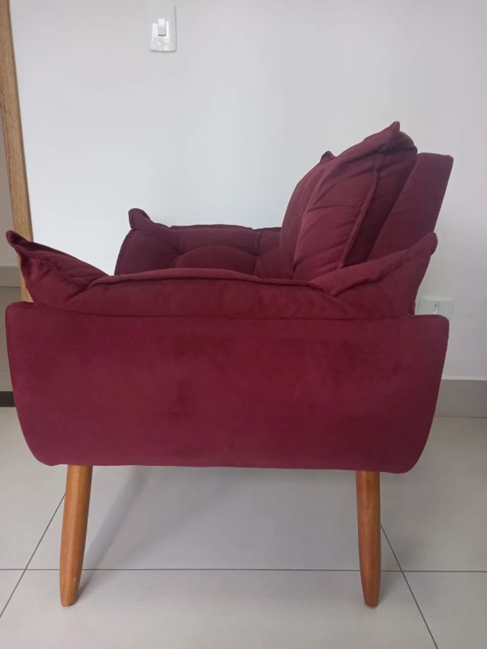Poltrona em veludo vinho  - Foto 4