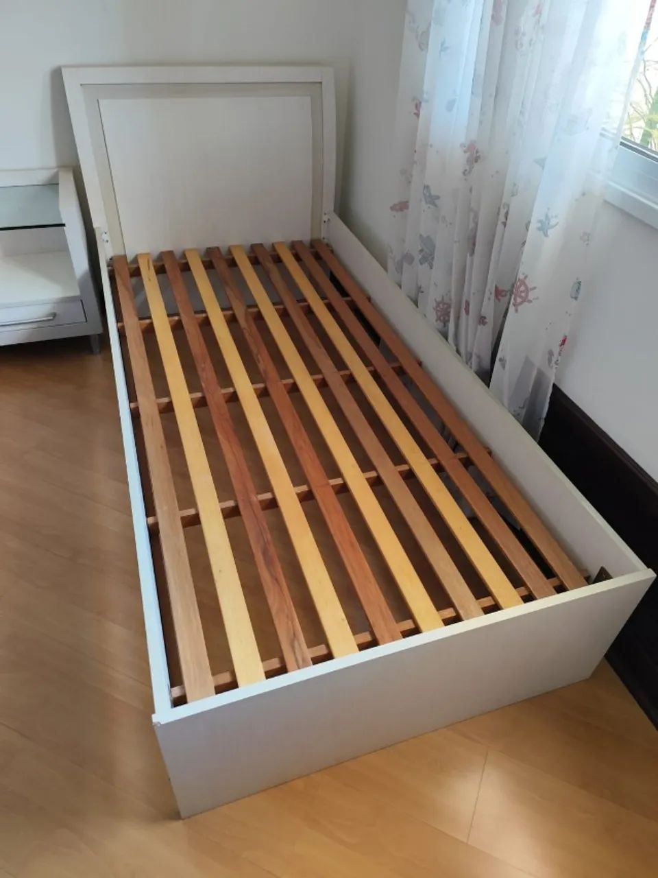 Cama de solteiro em mdf 