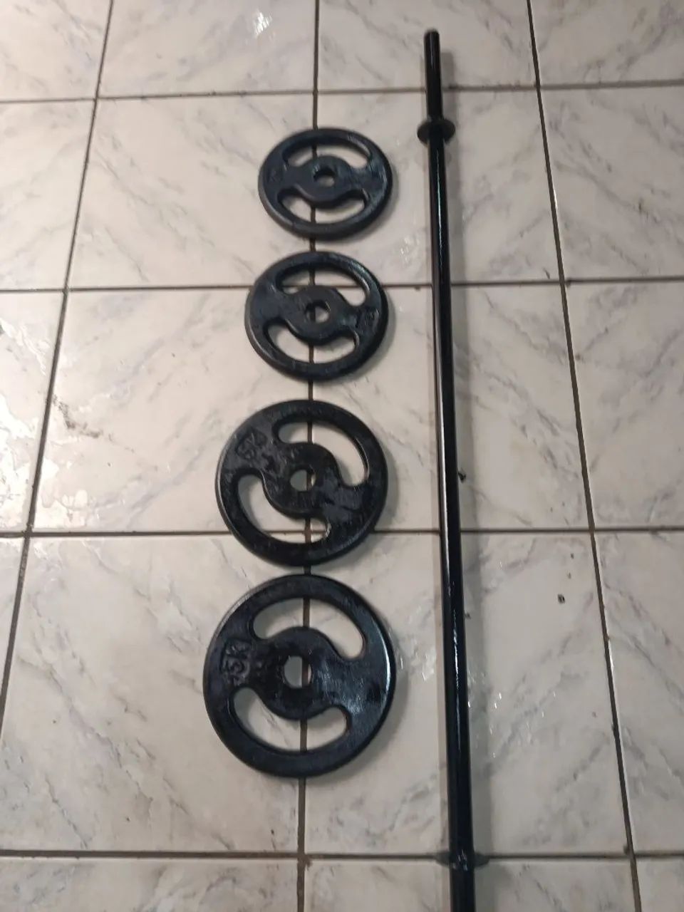 Barra com duas anilhas de 5 kilos e duas de 3 kilos  - Foto 2