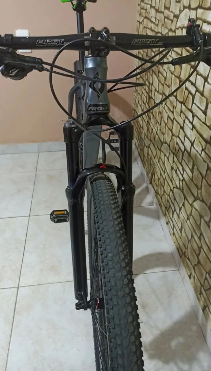 First athymus com suspensão a ar e freios Shimano.  - Foto 2