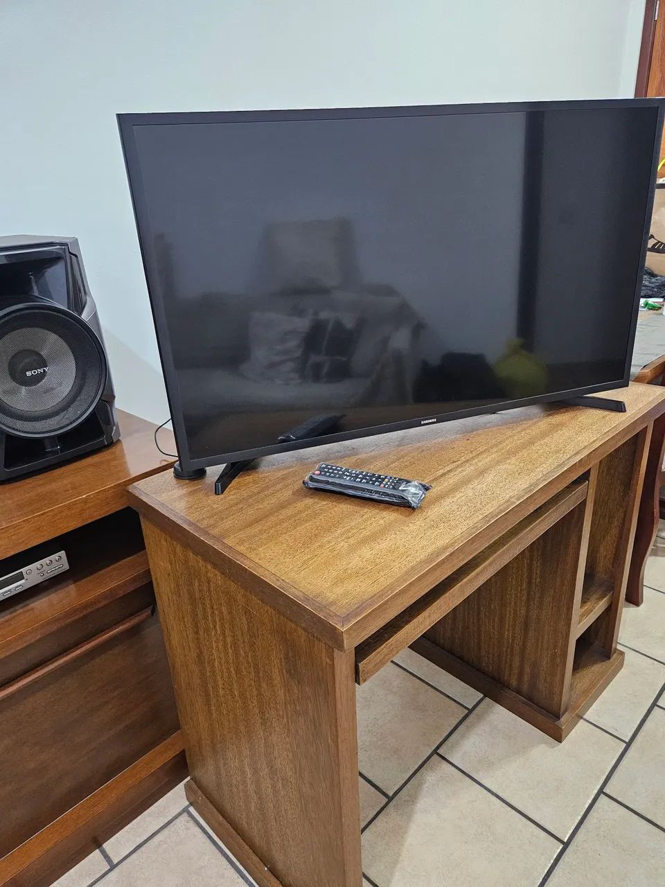 Vendo rack para computador em madeira maciça  - Foto 3