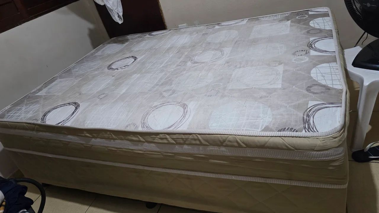 Cama box casal molas ensacadas, semi nova!!