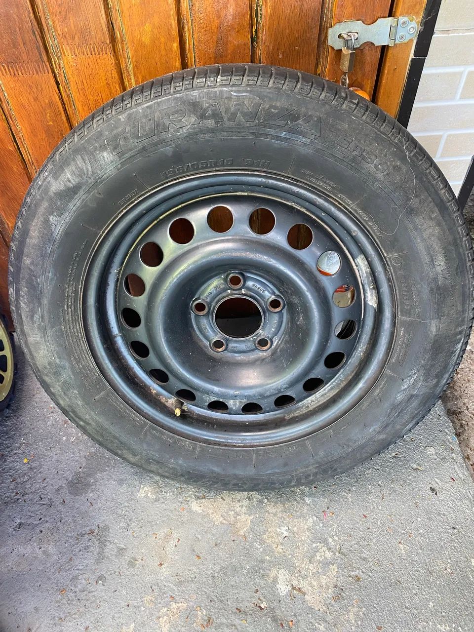 Pneu aro15 + roda de ferro 5 furos