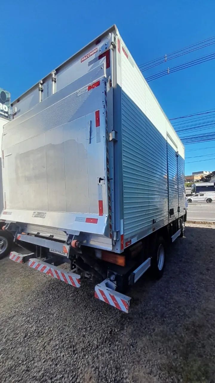 Accelo 815 com baú, e plataforma. - Foto 2