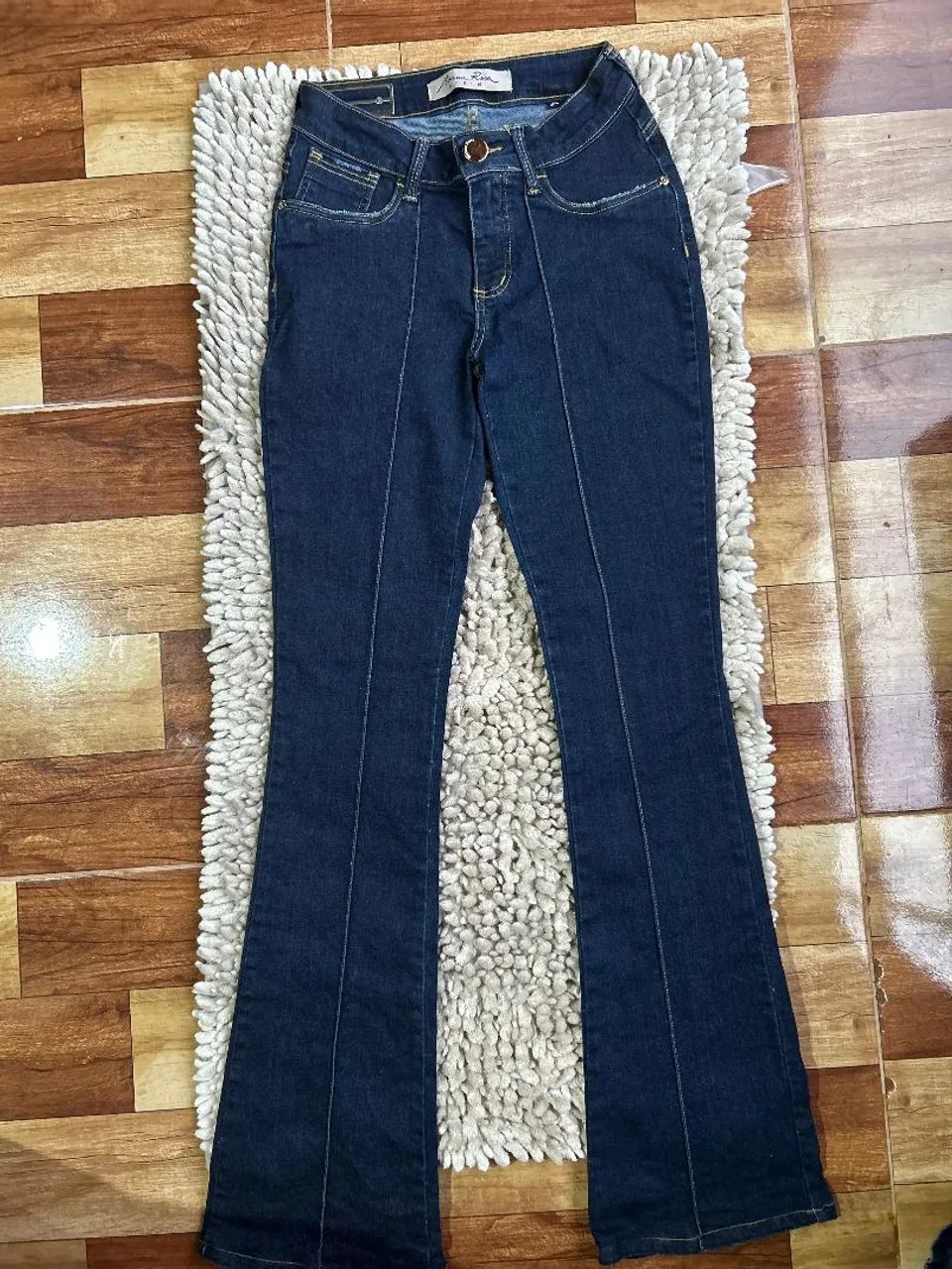 Calça jeans flare marca Morena Rosa.