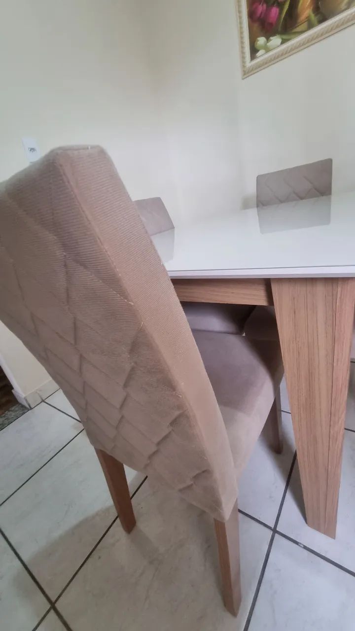 Mesa de jantar amadeirada c/ vidro 4 cadeiras estofadas - Foto 3