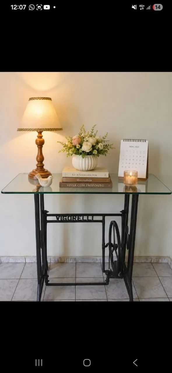 Mesa com pé de maquina 