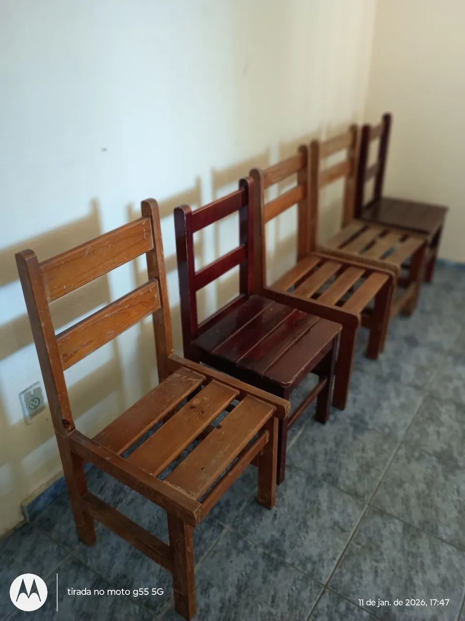 5 cadeiras e 2 mesas de madeira R$ 600,00 - Foto 2
