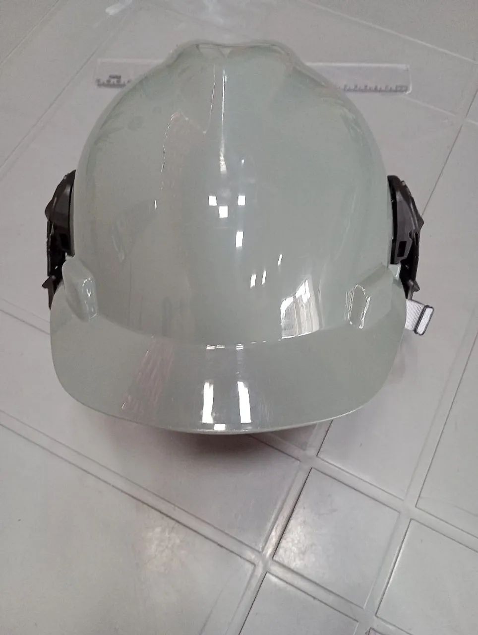 CAPACETE DE SEGURANÇA COM PROTETOR AURICULAR/LUVA DE PROTEÇÃO E ÓCULOS DE SEGURANÇA.
