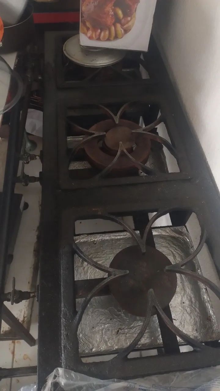 Fogão três bocas..