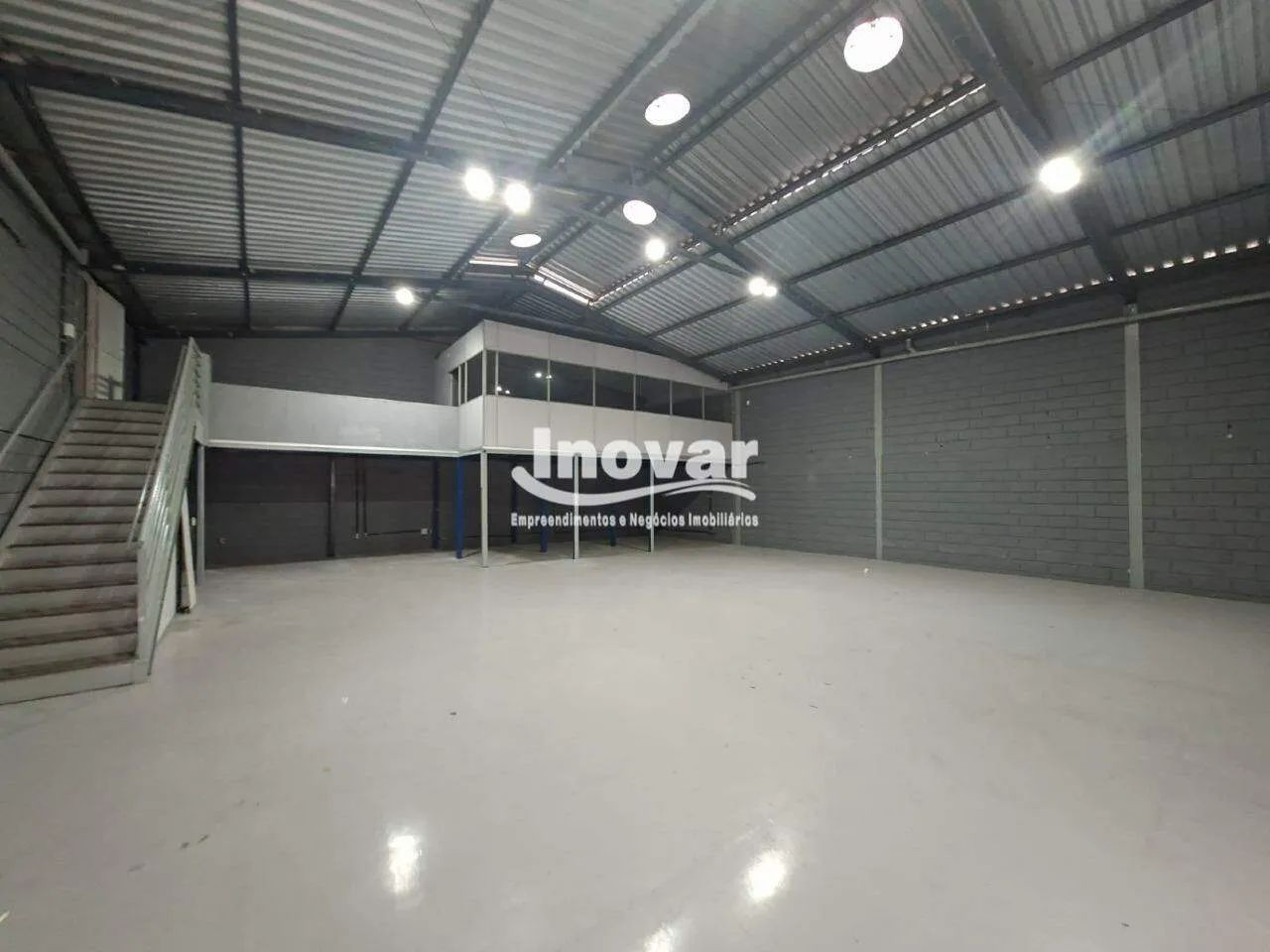 Galpão Moderno com Área Administrativa com aproximdamente 235 m2, pé direito de 8 metros, 