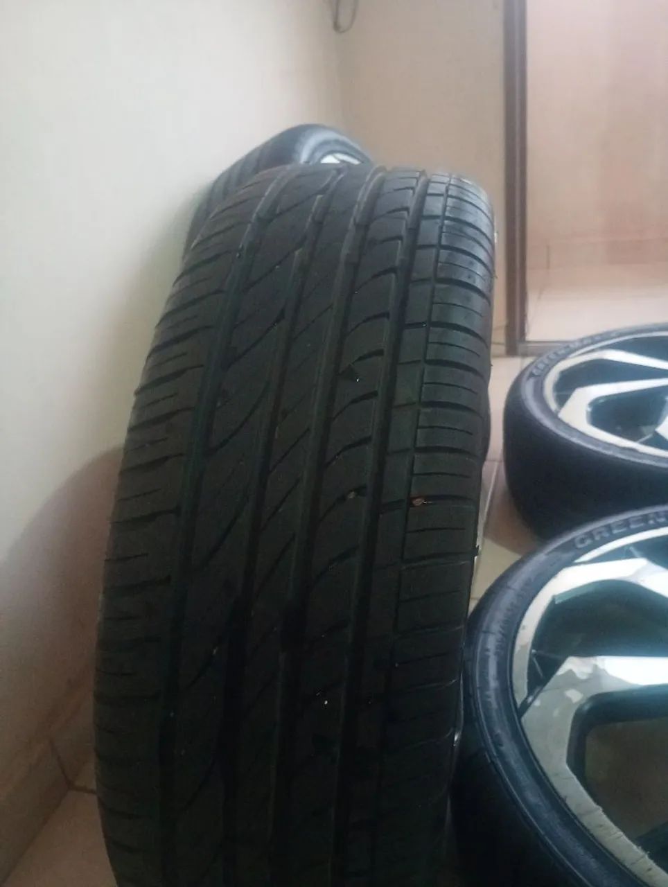 Rodas Volkswagen aro 18 em ótimo estado e Conservação deixa seu veículo mais estiloso 