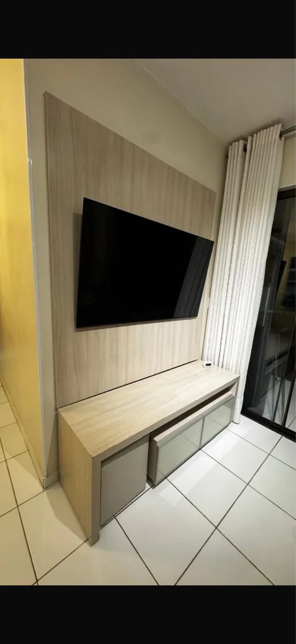 Rack de sala com duas gavetas com portas de vidro 
