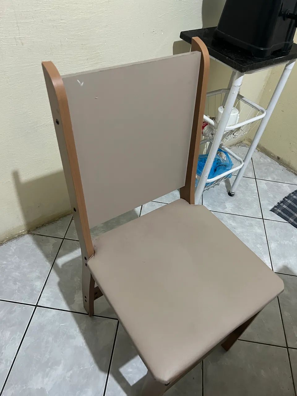 Mesa de madeira acompanha cadeiras - Foto 3