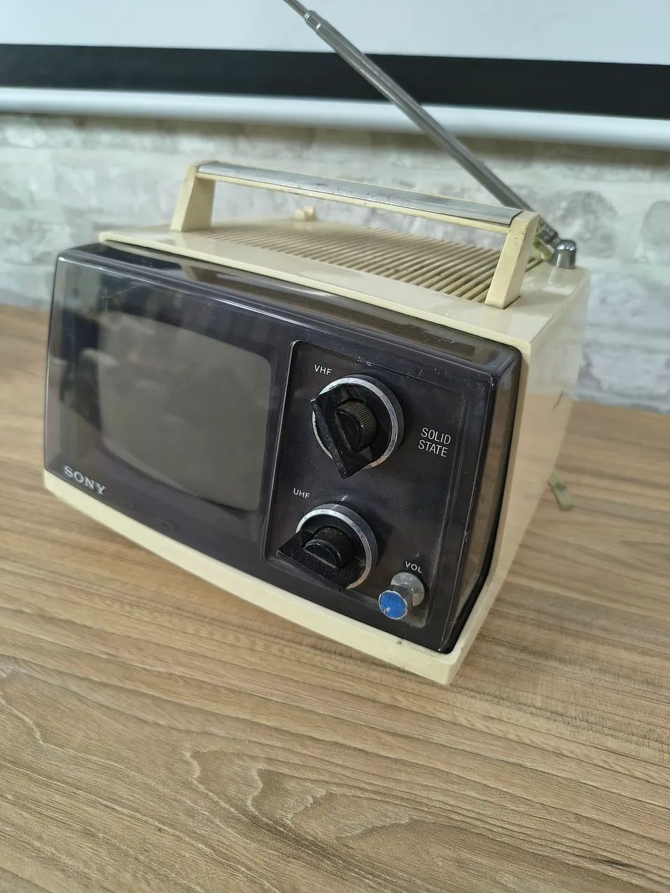Televisor Portátil Sony Antigo - Vintage / Retrô - Item de Colecionador