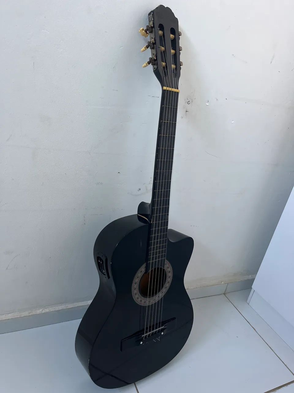 Violão preto para estudos