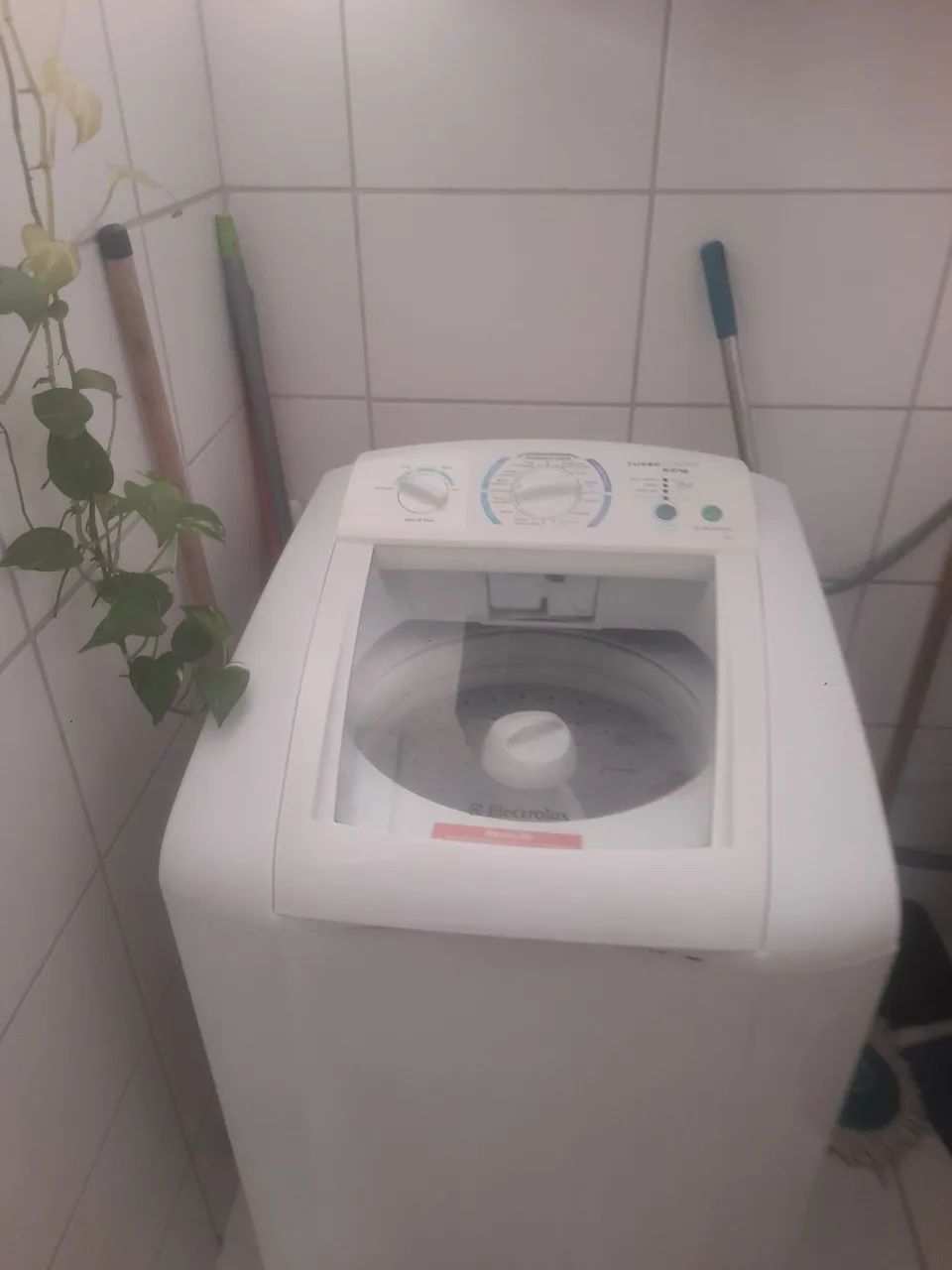 Vendo Excelente Máquina de Lavar Roupas Eletrolux na cor Braca lindo Disin pessoa Exigente - Foto 2