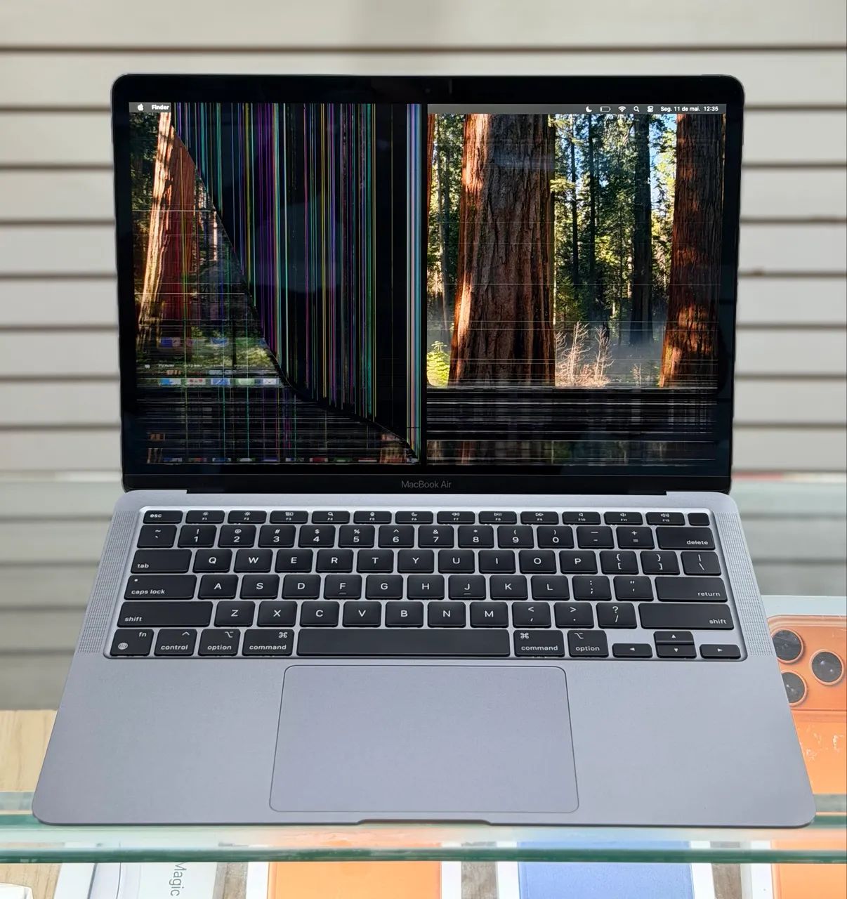 Macbook air m1 8gb / 256gb saúde da bateria 94%, tela danificada