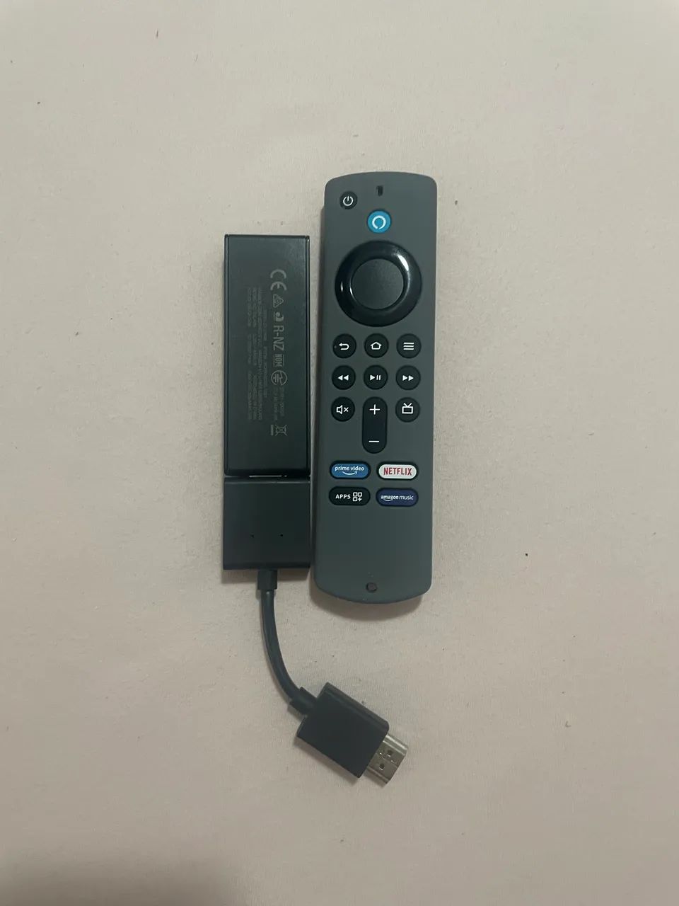 Fire Stick da Amazon com protetor no controle junto
