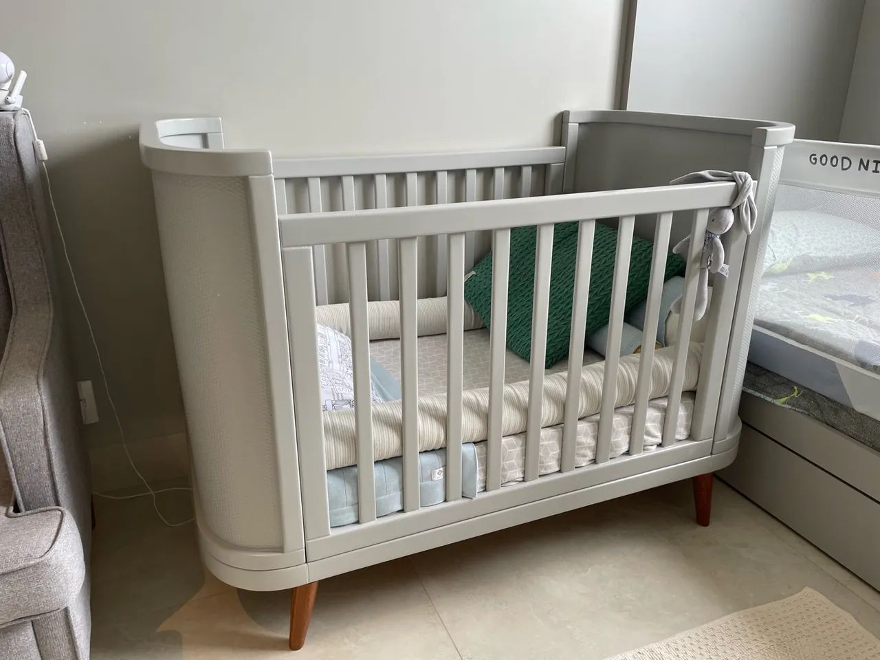 Berço cinza semi-novo