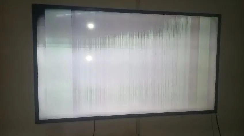 Vendo TV Samsung 43 polegadas,  sai áudio mais a tela tá branca acompanha controle . - Foto 5