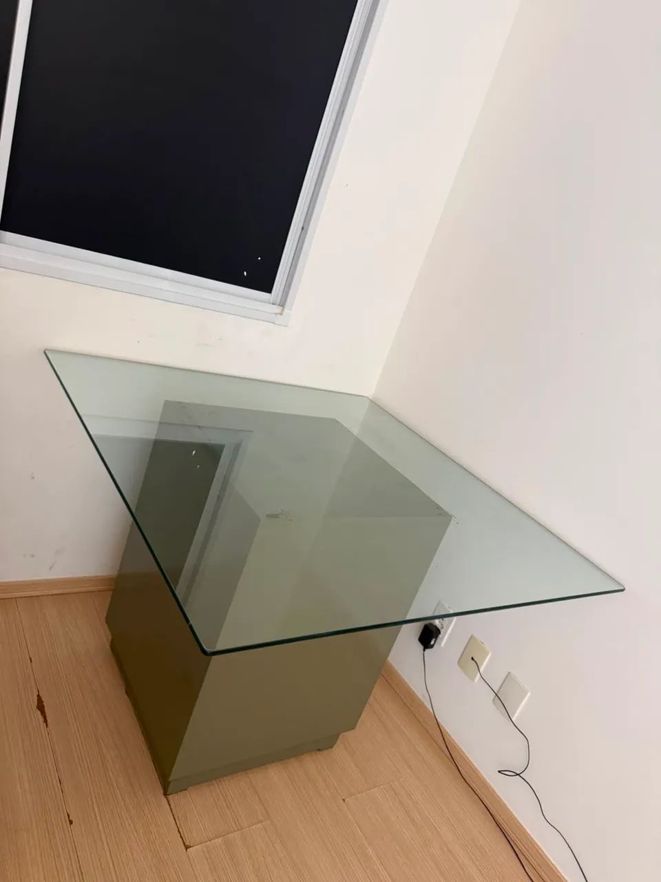 Mesa de Jantar 110 x 110cm em vidro temperado com base de madeira - Foto 3