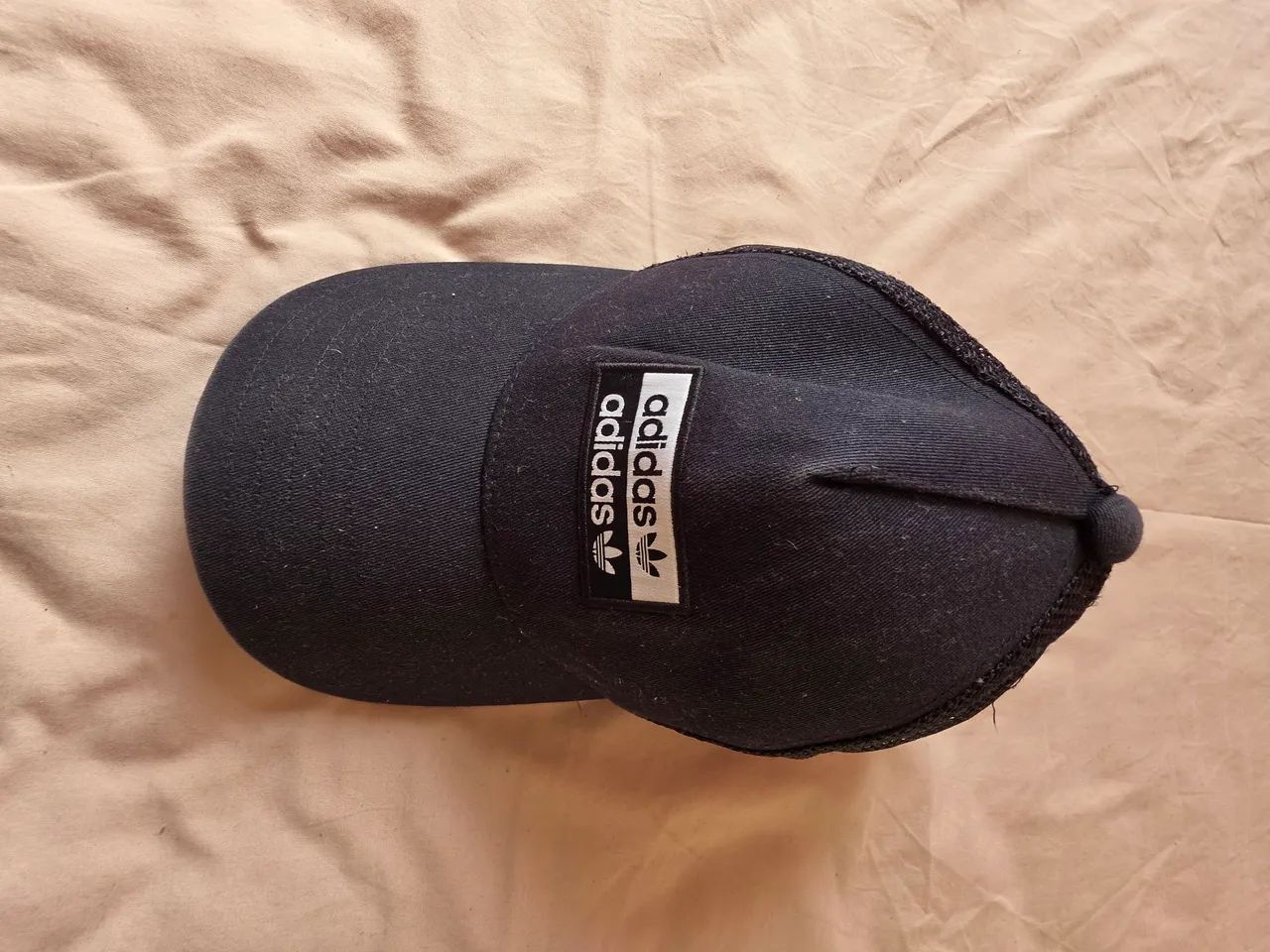 Boné Adidas Trucker usado uma vez