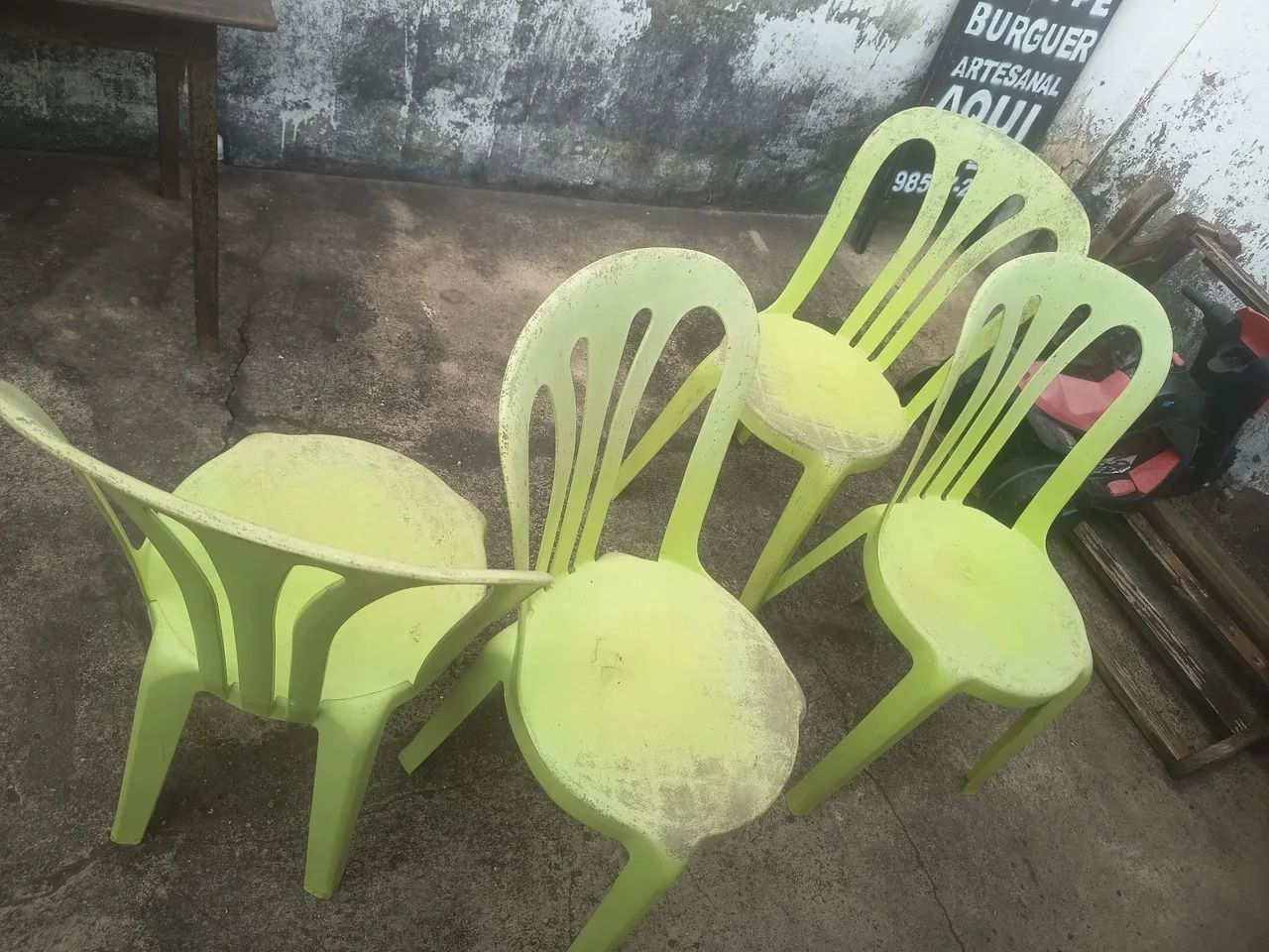 Rack antigo, mesa e cadeiras de plástico  - Foto 3