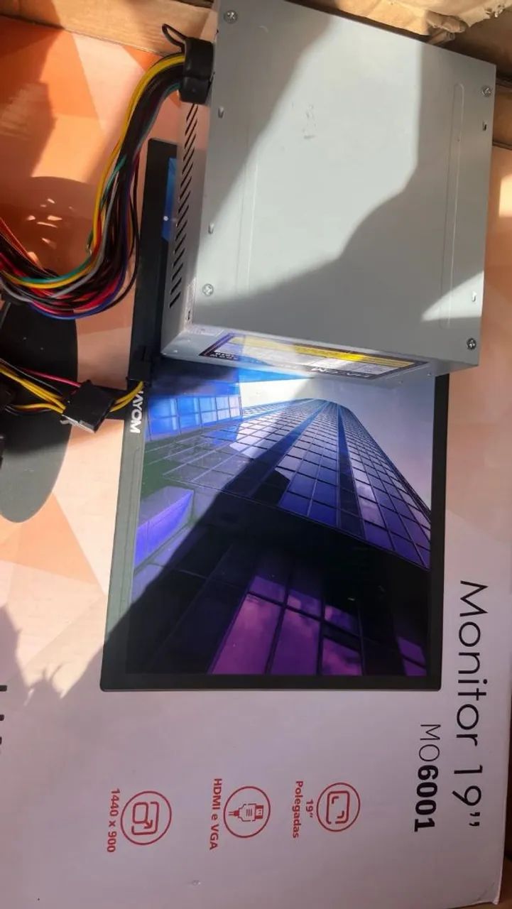 Monitor na caixa 