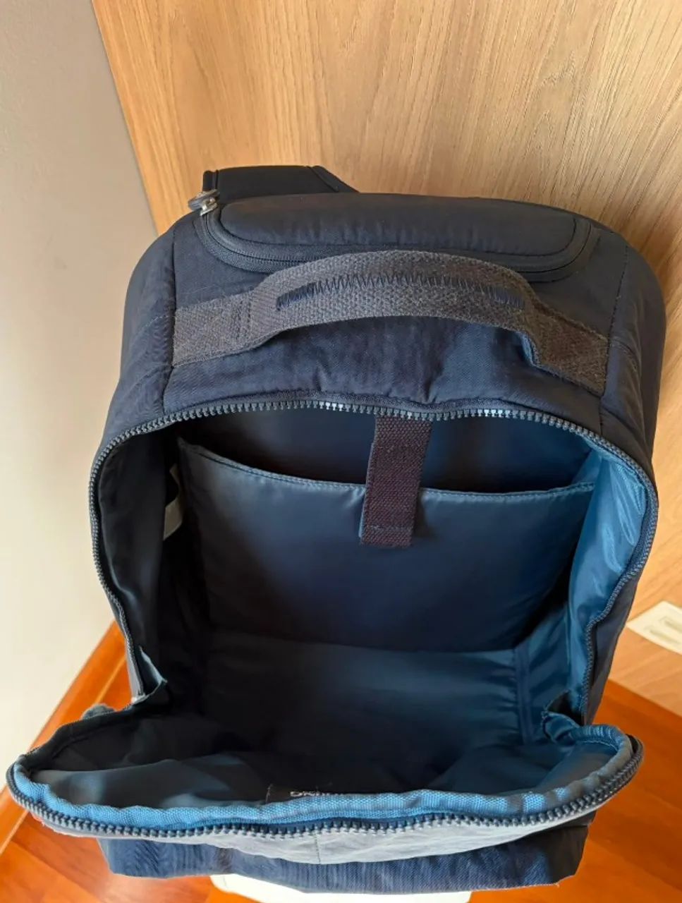 Mochila Kipling New Zea, cor azul com rodinhas - Foto 2
