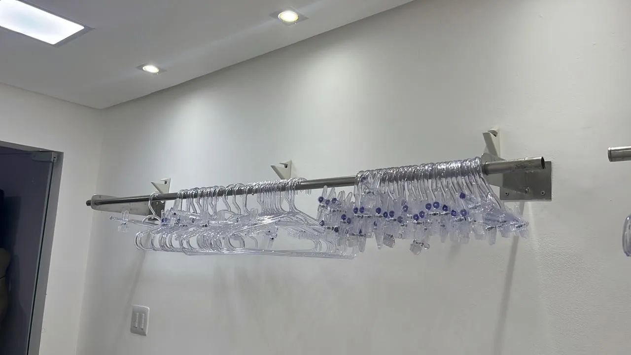 Oportunidade!! Material para loja roupas, cabides, araras!