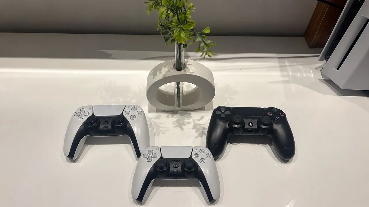 CONTROLE DE PS5 DUALSENSE E DE PS4