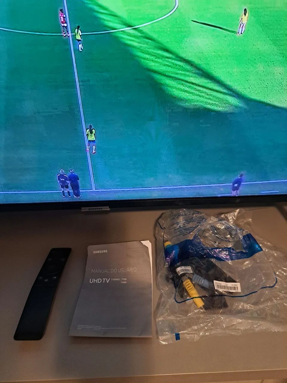 Smart TV Samsung 40 polegadas acompanha controle remoto e pezinhos. - Foto 2