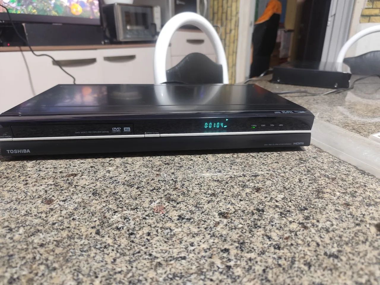 Reprodutor e gravador de DVD Toshiba modelo DKR40KU 