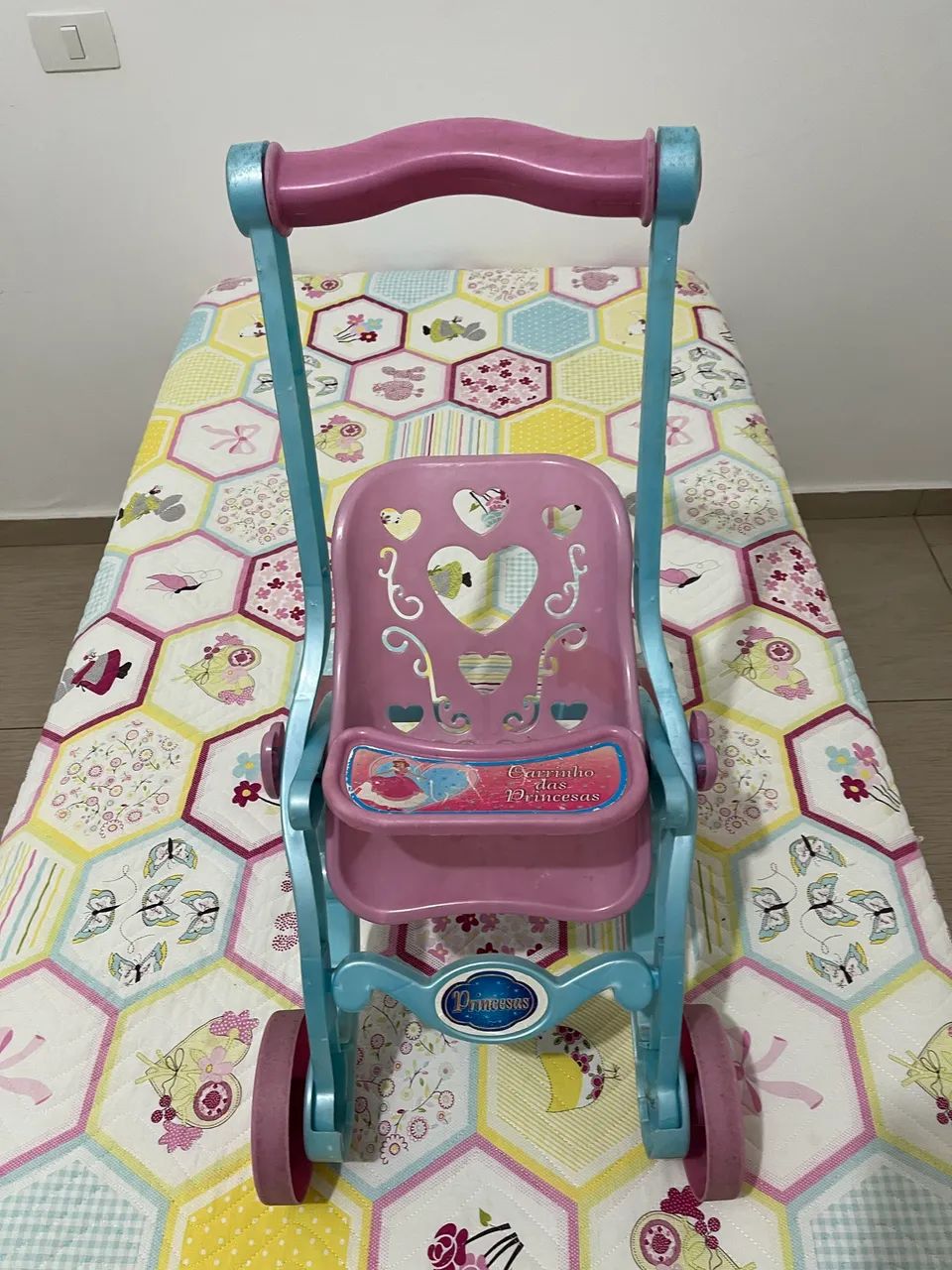 Carrinho de boneca das princesas semi novo  - Foto 3