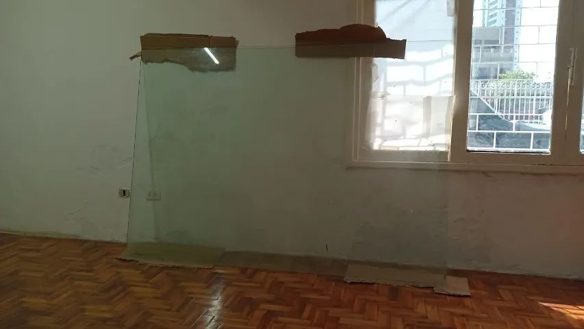 Peça de vidro transparente