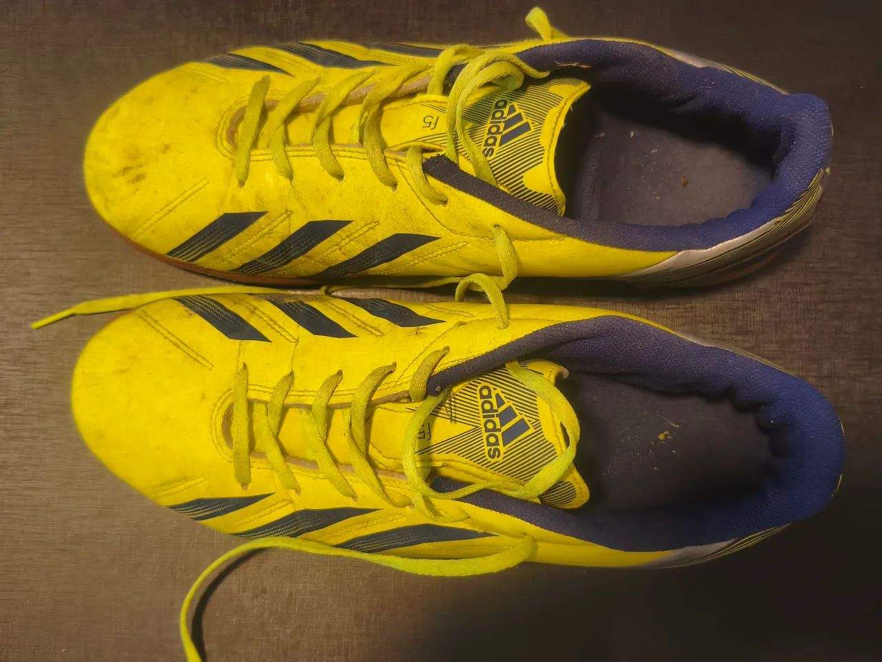 Tênis futsal, Adidas.