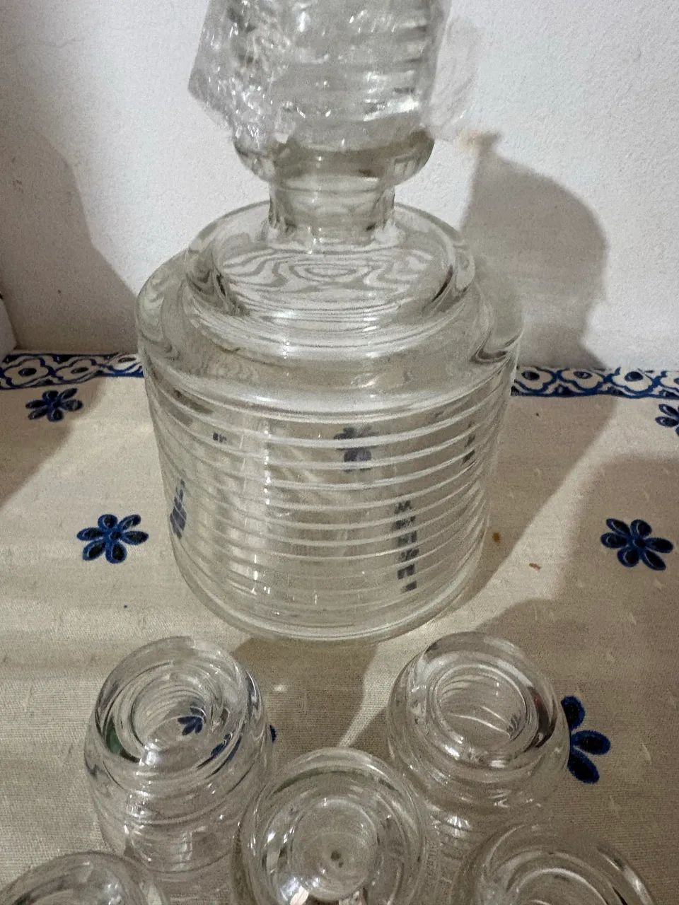 conjunto licoreira antiga em vidro canelado com 5 copos - Foto 3