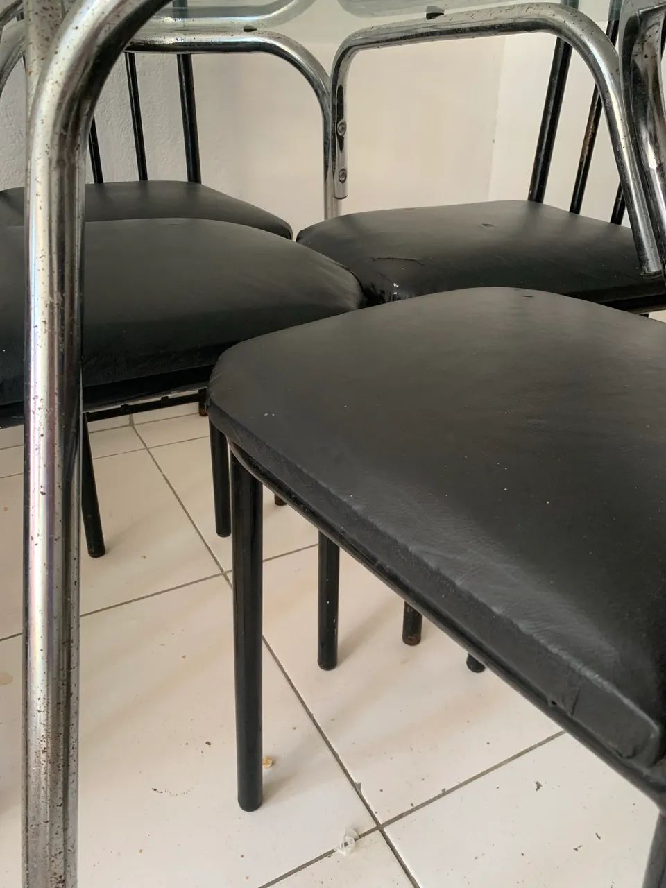Mesa de vidro com 4 cadeiras de ferro - Foto 4