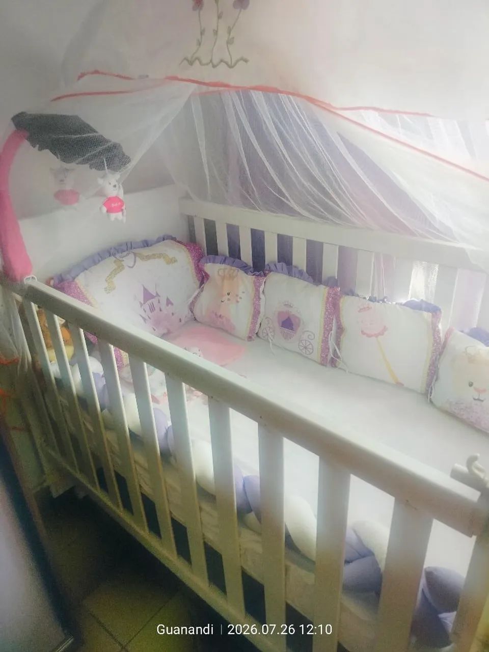 Berço infantil madeira com rodinhas  - Foto 3