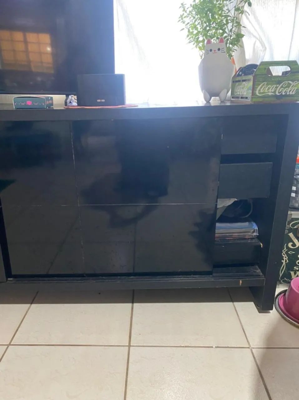 Rack Buffet excelente e espaçoso de alta qualidade em madeira maciça e vidro preto! - Foto 5