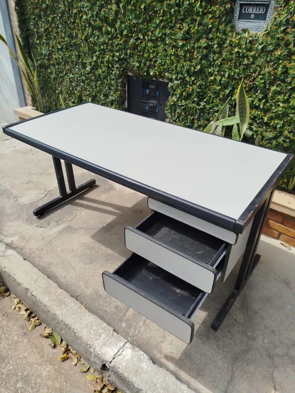Mesa escritório com gavetas - Foto 4