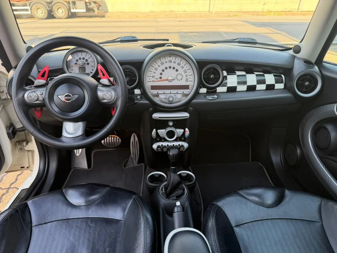 MINI Cooper S 1.6 Aut., foto 8 de 12