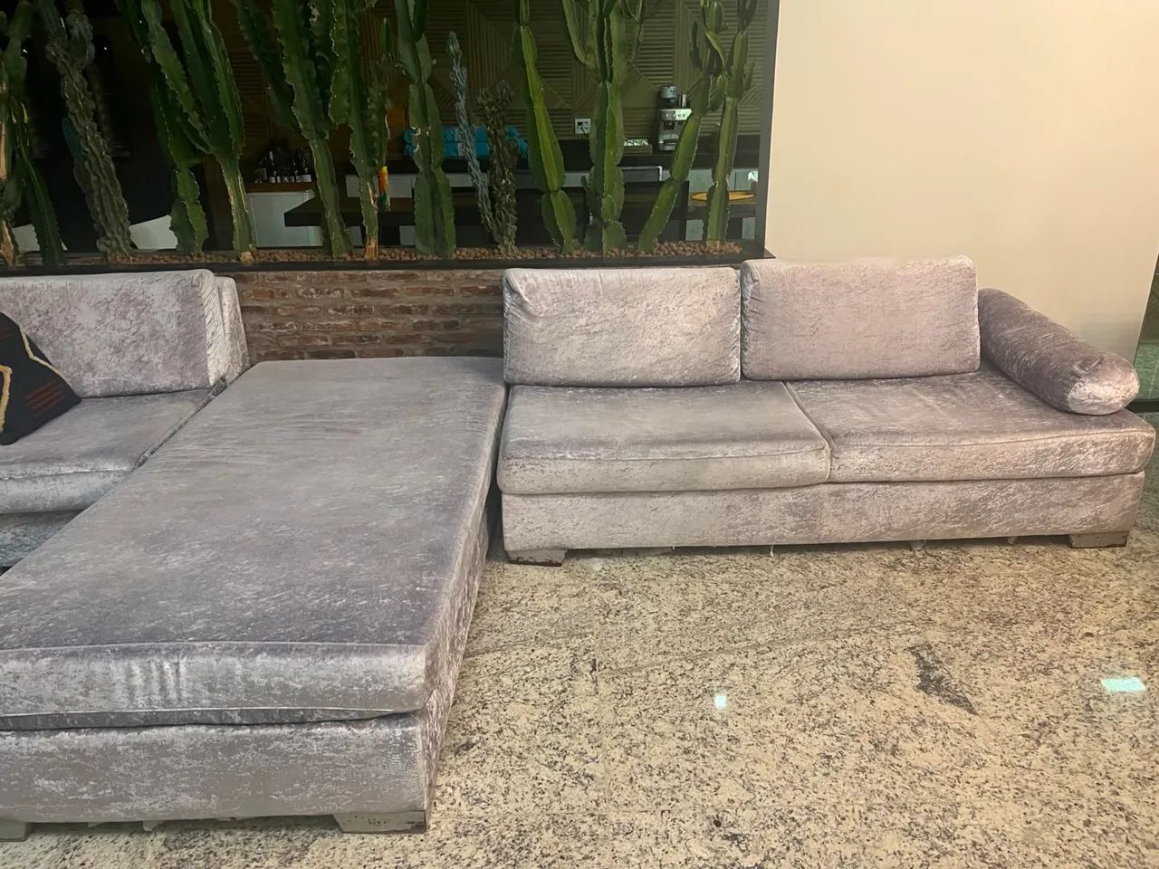 Sofá de Canto Retrátil com Chaise em Veludo Cinza - Excelente Estado - Foto 3